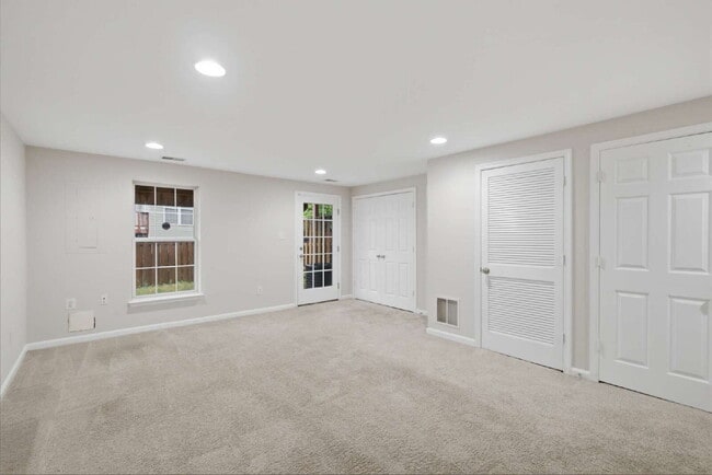 Building Photo - Elegant End-Unit Townhome with Exceptional Community Amenities