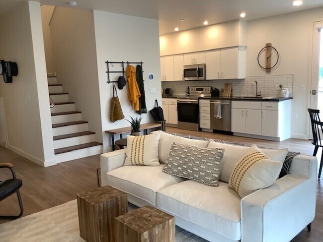 Building Photo - Contemporary 2 bed, 2.5 bath Luxury Townhouse | Available Mid-December