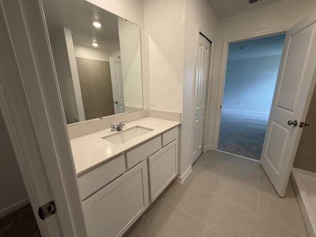 Building Photo - 2510 Hallow Gdn Rd