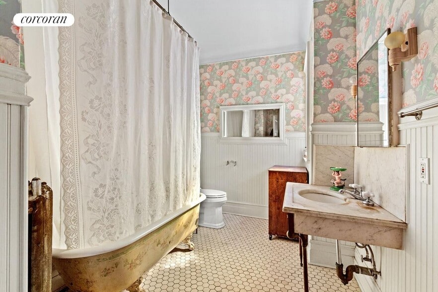 Building Photo - 257 E 19th St