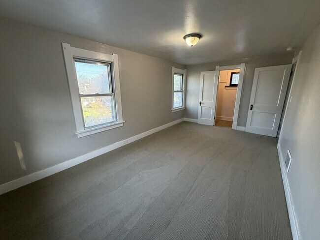 Building Photo - 3944 Revere Dr