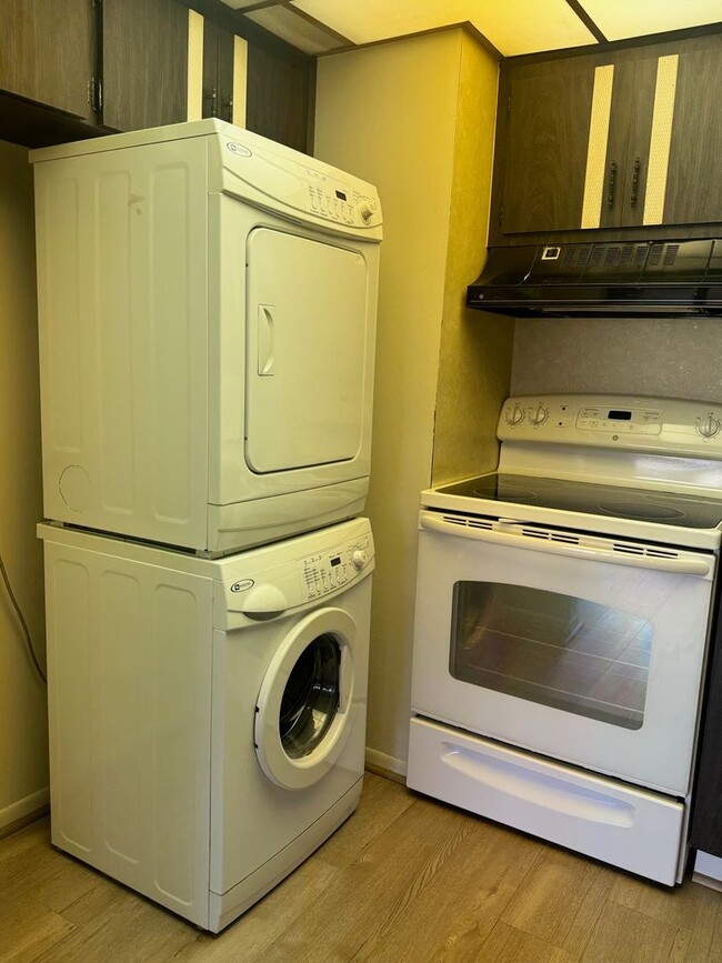 Building Photo - 210 Elliot Ave