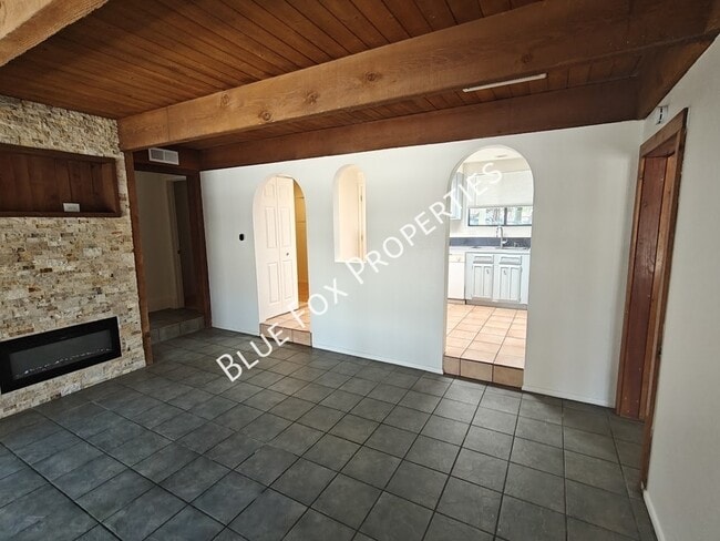 Building Photo - 275 E Norma Ln