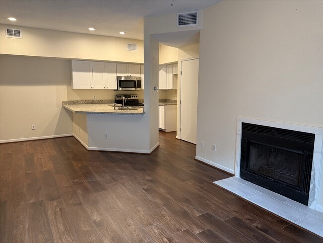 Primary Photo - 2121 El Paseo St