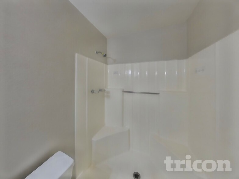 Building Photo - 6431 W Hatcher Rd