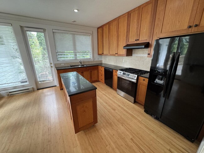 Building Photo - Spacious 2bed Plus Office, Single-level in Waverly Heights