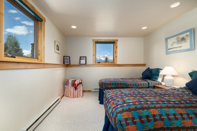 Building Photo - 8225 N Spring Gulch Rd