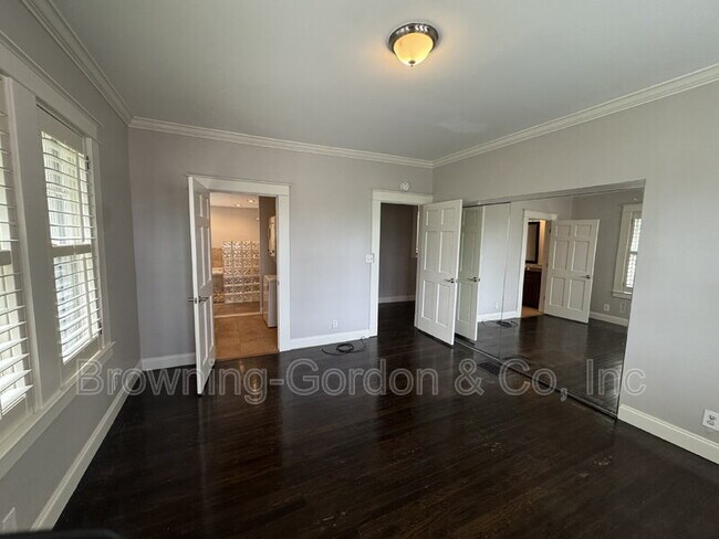 Building Photo - 1804A 15th Ave S