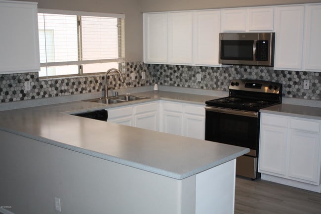 Building Photo - 6123 N 135th Dr