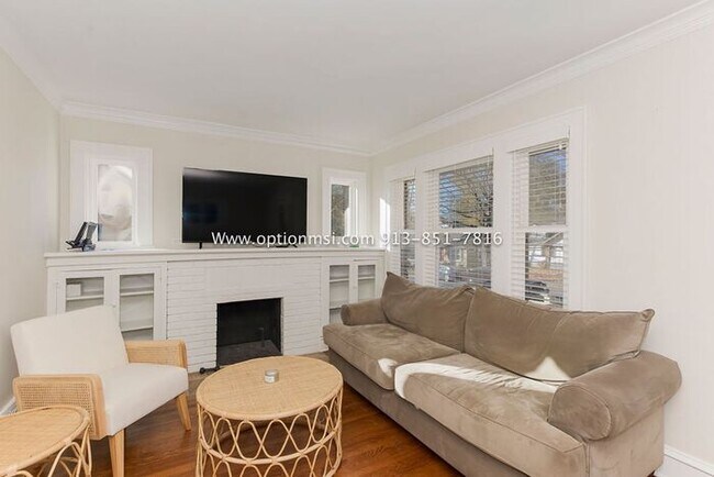 Building Photo - Charming, impeccably clean and maintained ...