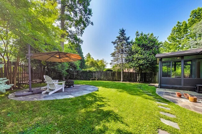 Building Photo - 3 bedroom/2 bath Light Filled Home Located in a Quiet Cul-de-Sac