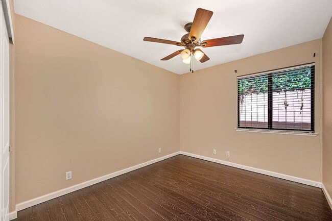 Building Photo - Lovely South Davis Home