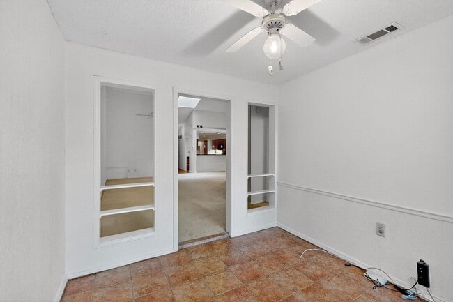 Building Photo - Spacious Townhome with Lake Views on a Pri...