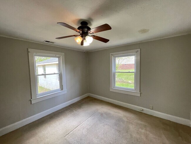 Building Photo - 2 Bedroom 1 bathroom house