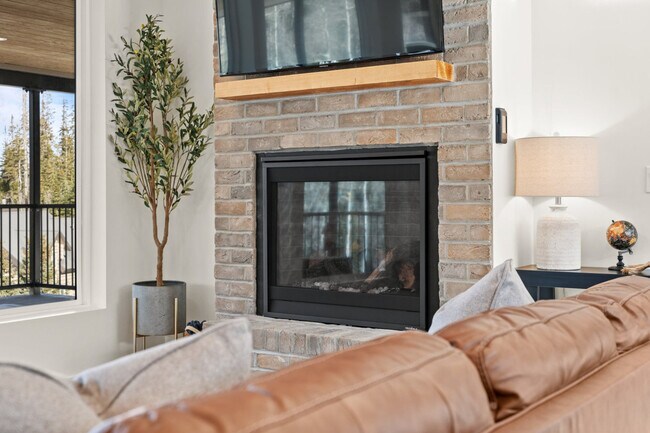 Building Photo - 220 Circle Dr