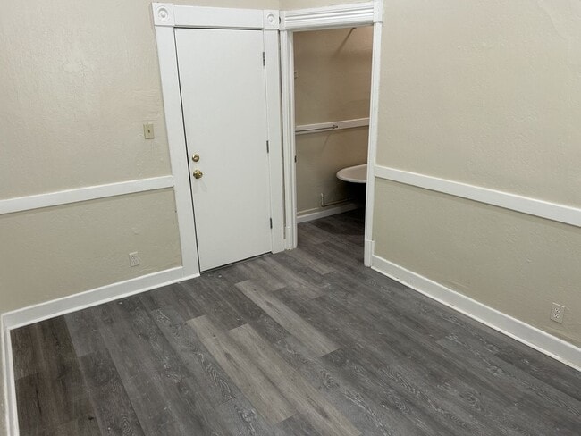 Building Photo - Lovely 1 Bedroom 1 Bath Apartment