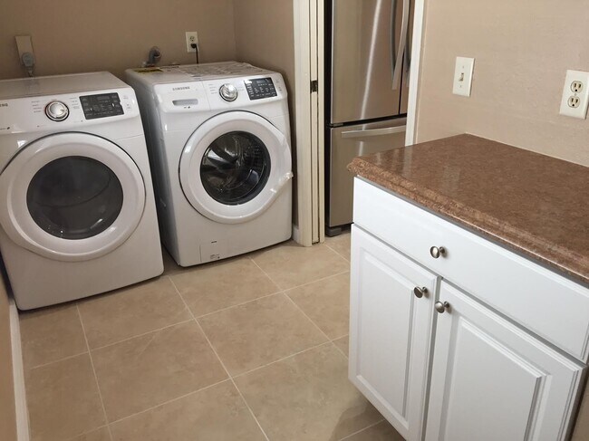 Building Photo - 2623 Magdalina Dr