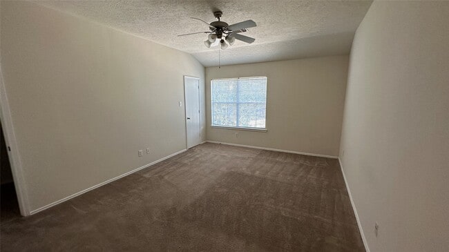 Building Photo - 17123 Oakwood Chase Dr