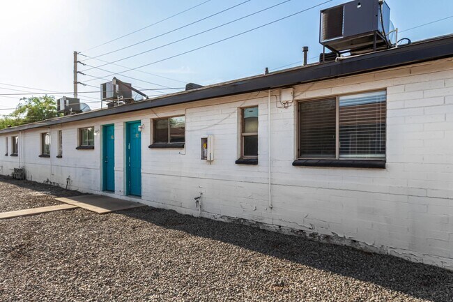 Building Photo - Two Bedroom with Washer/dryer! - 4 Weeks of Free Rent!