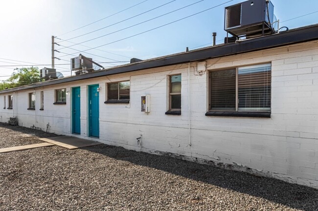 Building Photo - Two Bedroom with Yard & Washer/Dryer - 4 Weeks of Free Rent!