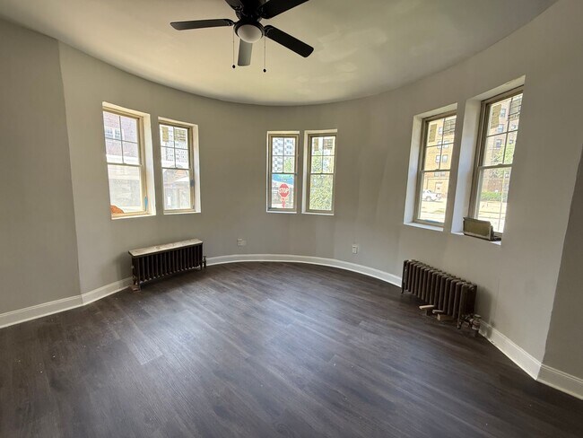 Building Photo - Spacious Apartment for Rent in Edgewater!