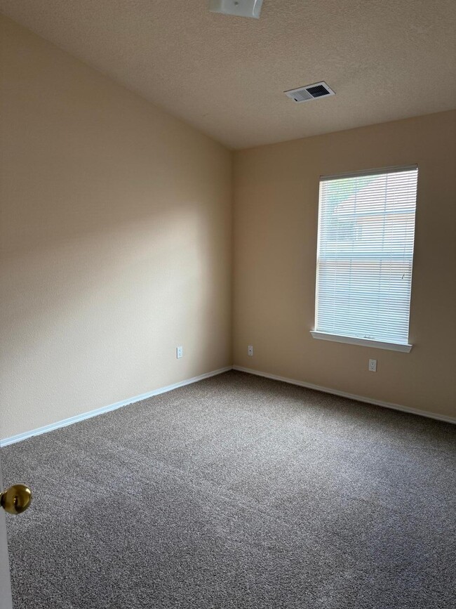Building Photo - 9909 Geneva Dr NW
