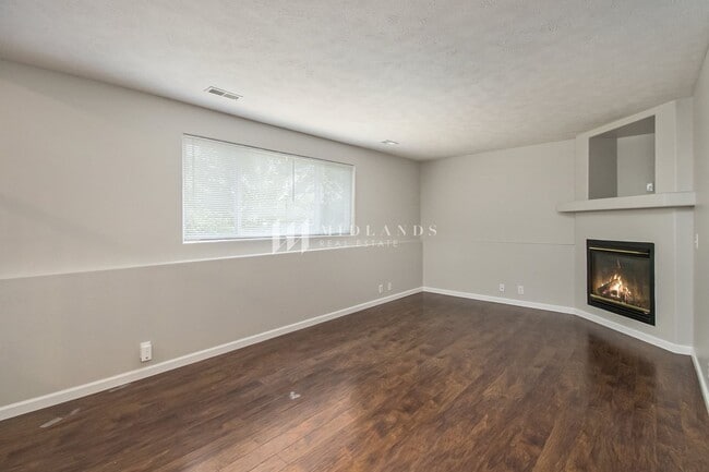 Building Photo - Multi-Level Elkhorn Home