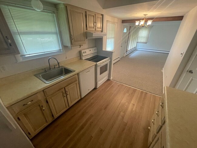 Building Photo - Charming 3-Bedroom Home with Backyard & Of...