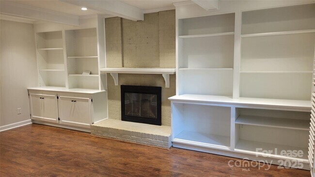 Building Photo - 9424 Whitethorn Dr