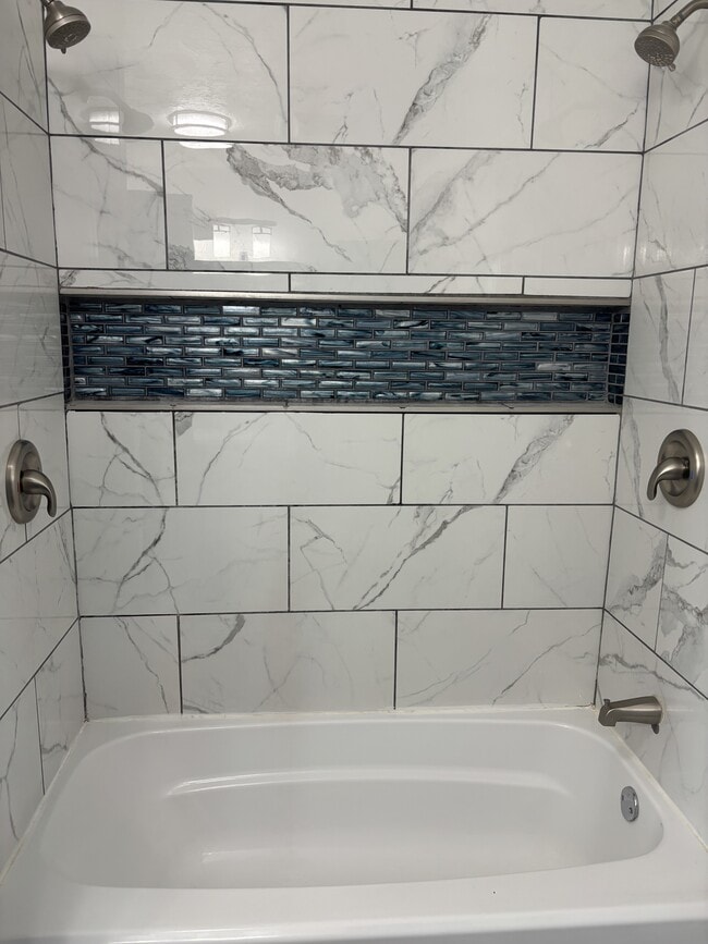 Building Photo - 901 E 800 N