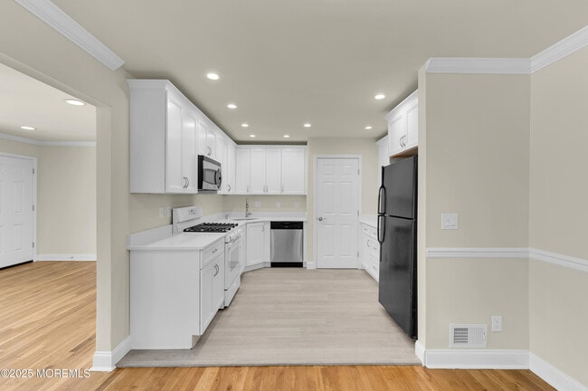 Building Photo - 895 Raleigh Dr