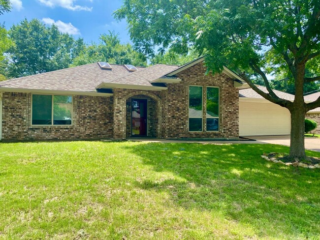 Building Photo - Lovely Home in Downtown Granbury
