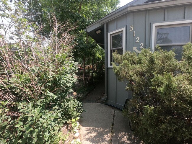 Building Photo - Craftsman duplex with covered parking!