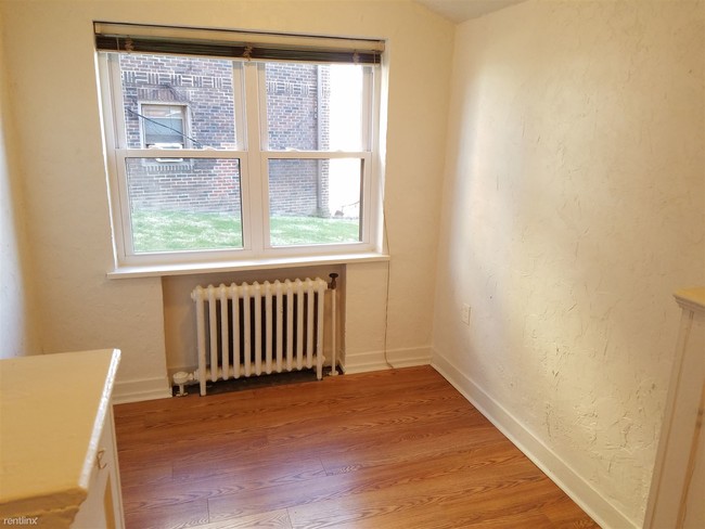 Building Photo - 1 br, 1 bath Apartment - 5700 Munhall Road #3
