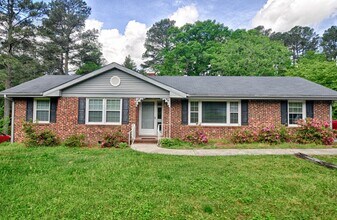 Building Photo - Country Living in Chapel Hill