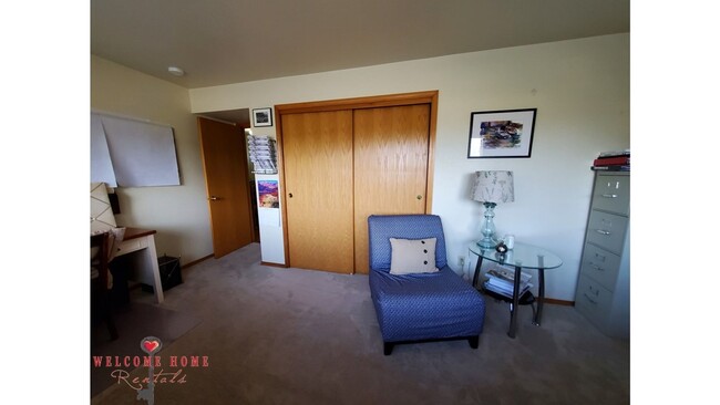 Building Photo - HUGE 5-BEDROOM home with separate BONUS ROOM for rent!!  Large fenced yard!!!