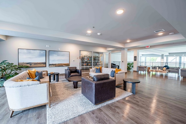 Building Photo - 2023 N Broadmoor Ave