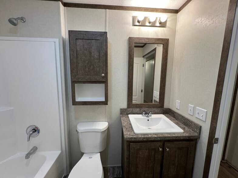 Building Photo - 38055 Leverette Ave