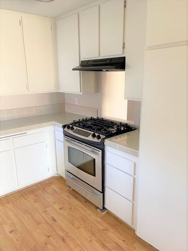 Building Photo - Updated Parkside Condo with Large Deck!