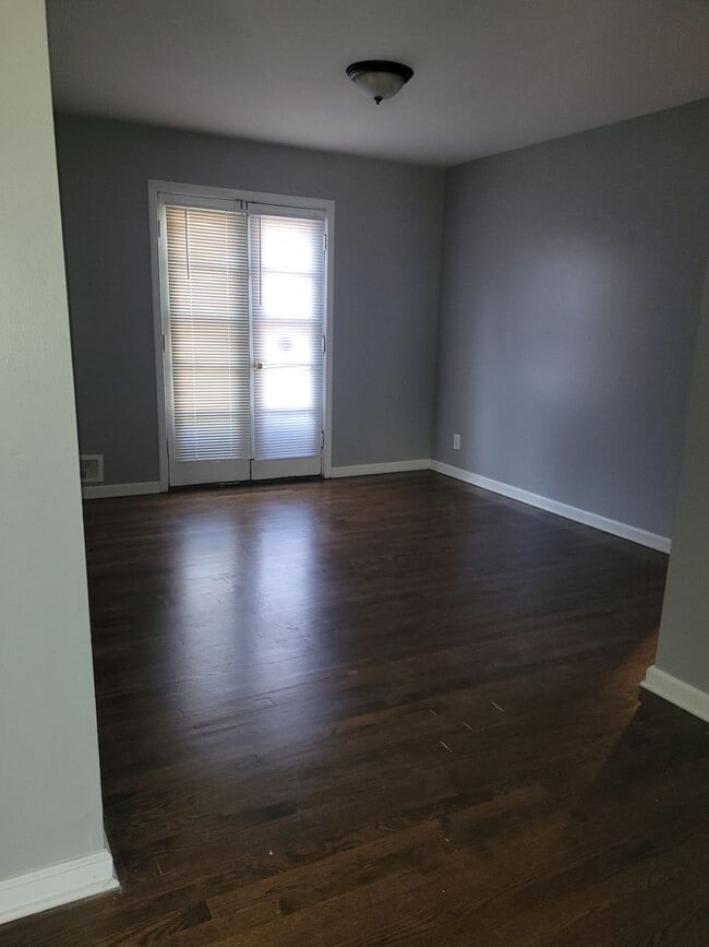 Building Photo - Beautiful 3 Bedroom Duplex