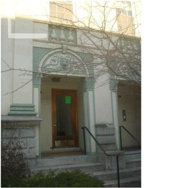 Building Photo - 328 St Paul St