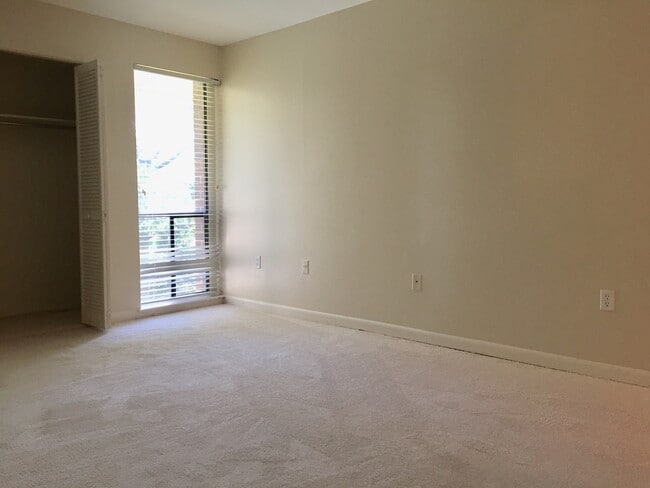 Building Photo - An Efficiency Apartment on the Third Floor...