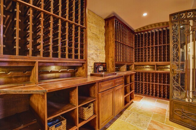 Building Photo - Fully Furnished Luxurious Spanish Mediterranean Villa in Hollywood Hills: 4-Bedroom, 2.5-Bath Ret...