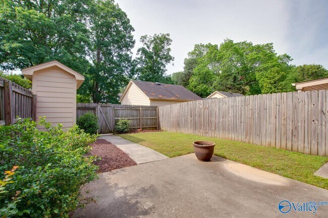 Building Photo - 1008 Heatherwood Dr SE