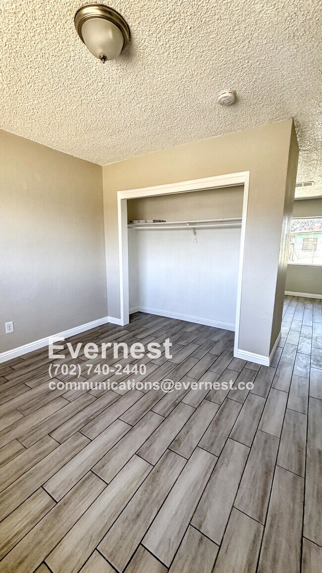 Building Photo - 718 W Wilson Ave