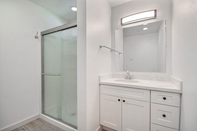 Building Photo - Beautiful 2 Bedroom 2.5 Bath Home In Everett!