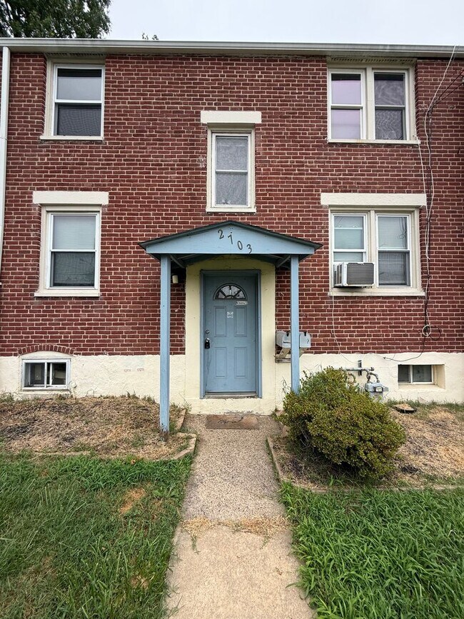 Building Photo - 2703 W 4th St
