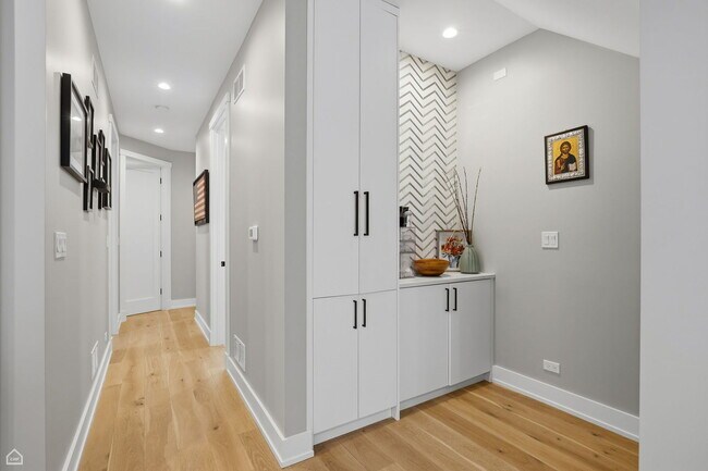 Building Photo - 2137 W Ohio St