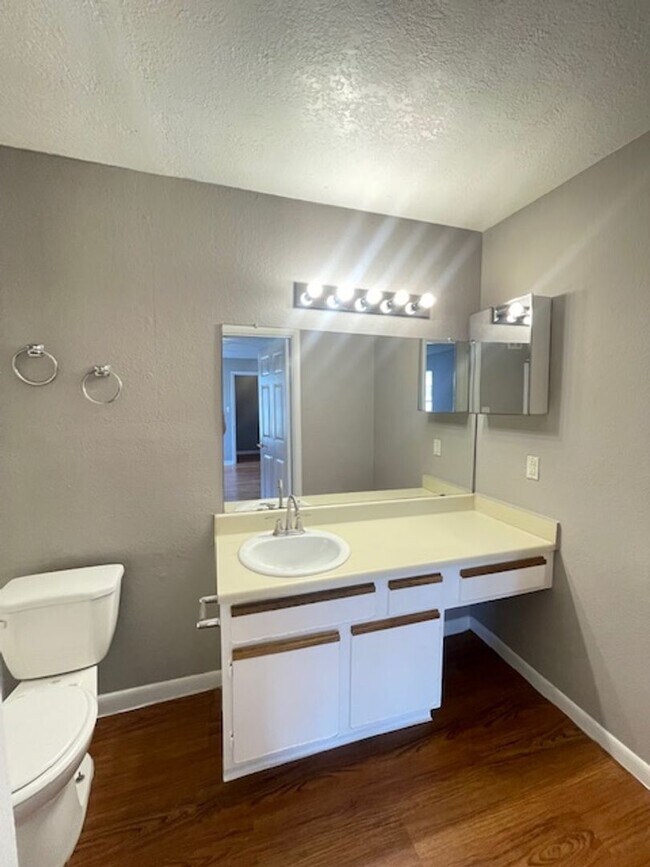Building Photo - First Floor 1 Bedroom Condo In Orlando Area!