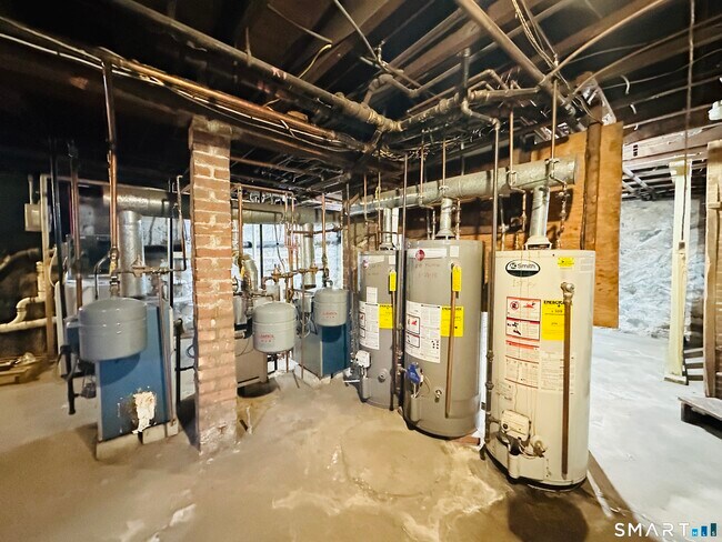 Building Photo - 133 Quaker Ln S